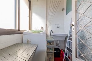 Image 19 - 888607