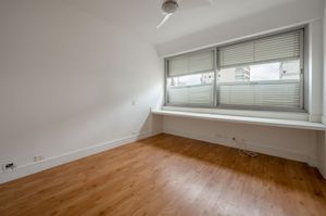 Image 16 - 888609
