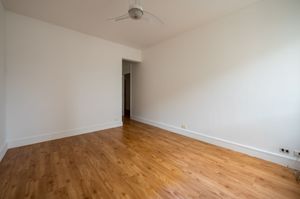 Image 11 - 888609