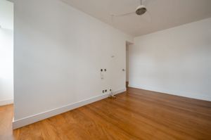 Image 9 - 888609