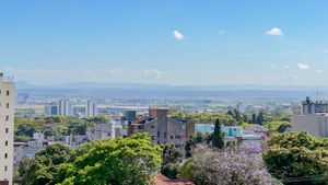 Image 10 - 888614