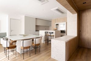 Image 4 - 888628