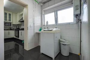 Image 10 - 888633