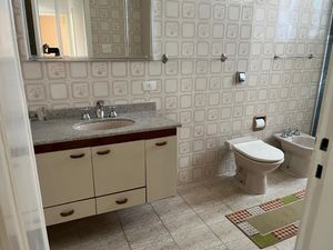 Image 12 - 888640