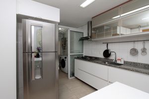 Image 8 - 888649