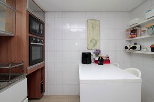 Image 10 - 888649