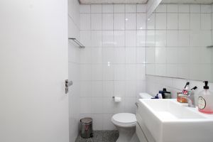 Image 17 - 888649