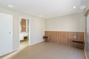 Image 21 - 888770