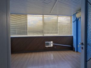 Image 10 - 888900