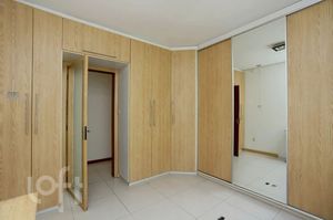 Image 8 - 888929