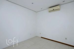Image 13 - 888929