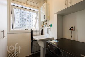 Image 9 - 888943