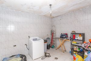 Image 37 - 888984