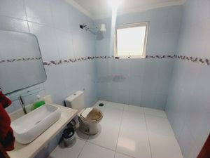 Image 6 - 888984