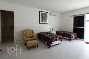 Image 16 - 888995