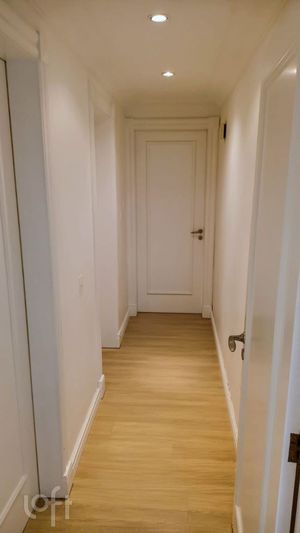 Image 17 - 889006