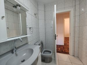 Image 17 - 889012