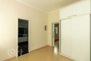 Image 9 - 889202