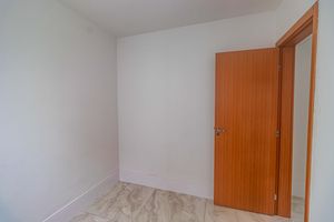 Image 13 - 889255