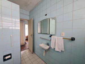 Image 15 - 889258