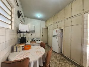 Image 18 - 889258