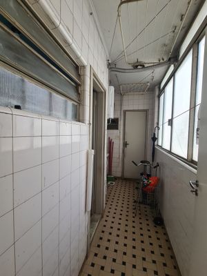 Image 21 - 889258