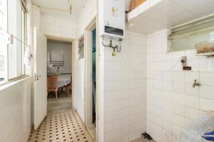 Image 24 - 889258