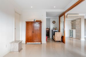 Image 6 - 889259