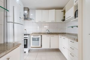 Image 18 - 889259