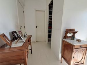 Image 3 - 889259