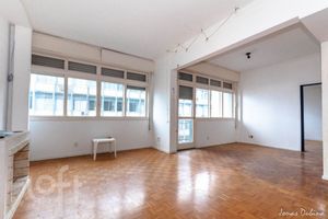 Image 6 - 889297