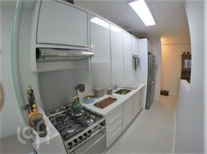 Image 10 - 889310