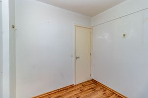 Image 19 - 889347