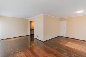 Image 8 - 889350