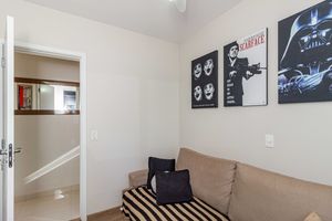 Image 8 - 889366