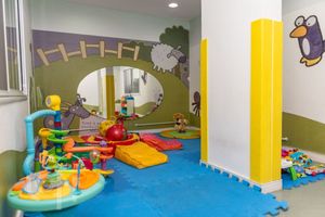 Image 10 - 889378