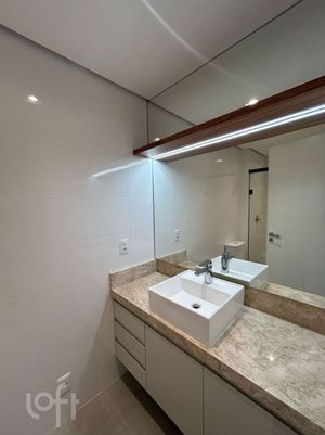 Image 4 - 889392