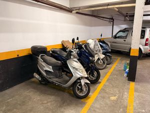 Image 17 - 889395
