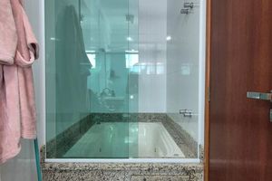Image 18 - 889446
