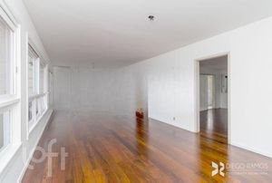 Image 17 - 889469