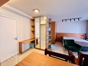 Image 19 - 889477