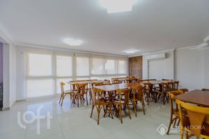 Image 21 - 889495