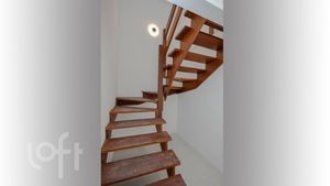 Image 8 - 889500