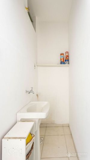 Image 17 - 889525