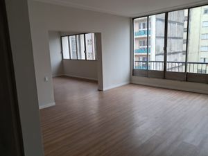Image 9 - 889538