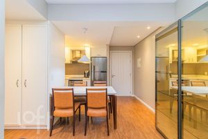 Image 3 - 889539