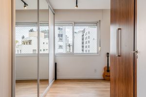 Image 17 - 889540