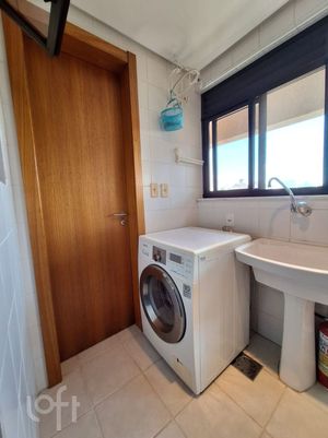 Image 9 - 889550