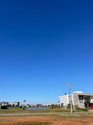 Image 1 - 889563