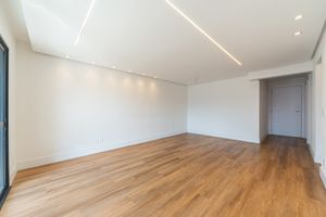 Image 6 - 889572